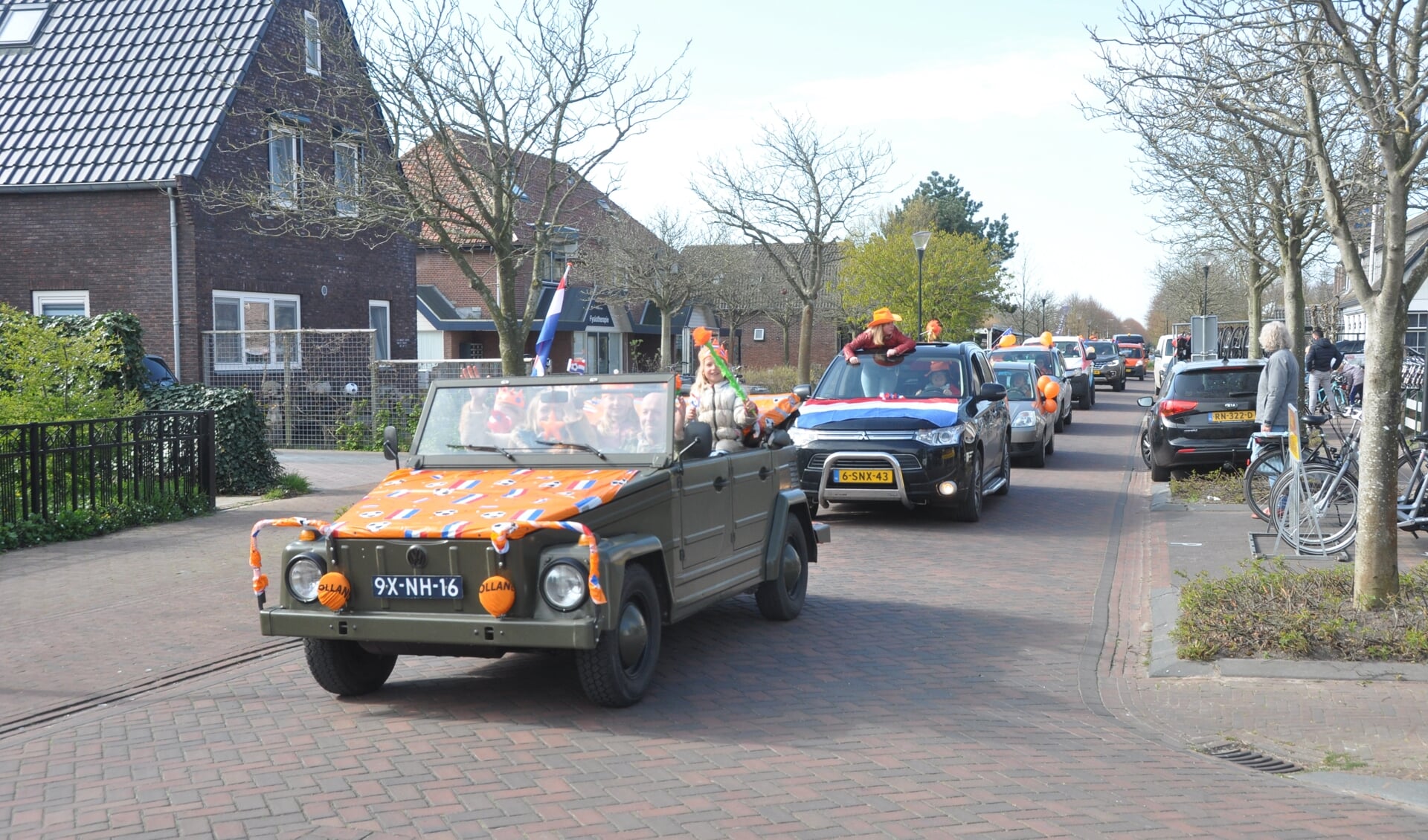 Optocht met auto's door De Cocksdorp, georganiseerd door de Feestcommissie van De Cocksdorp en Eierland.
