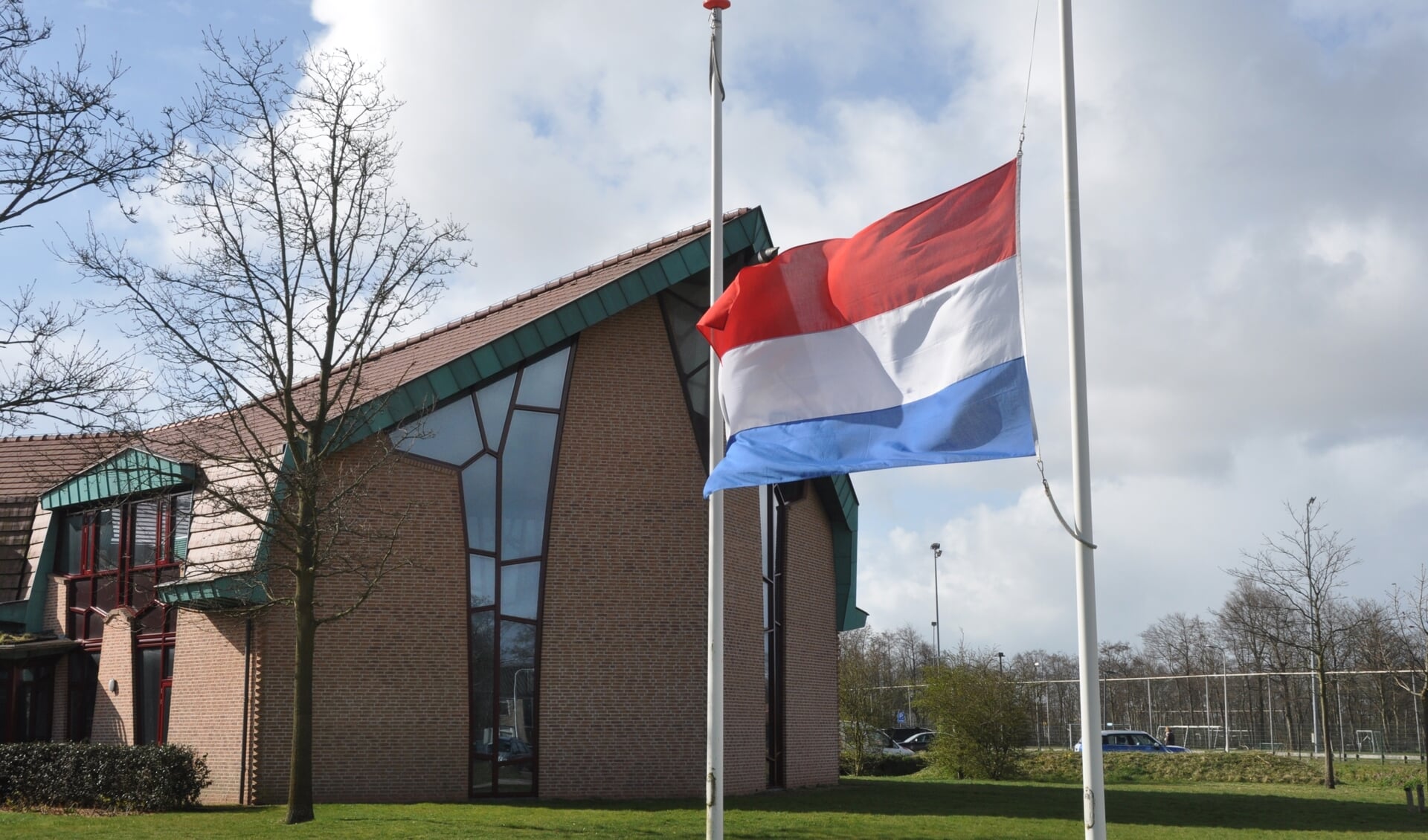 De vlag halfstok bij het gemeentehuis.