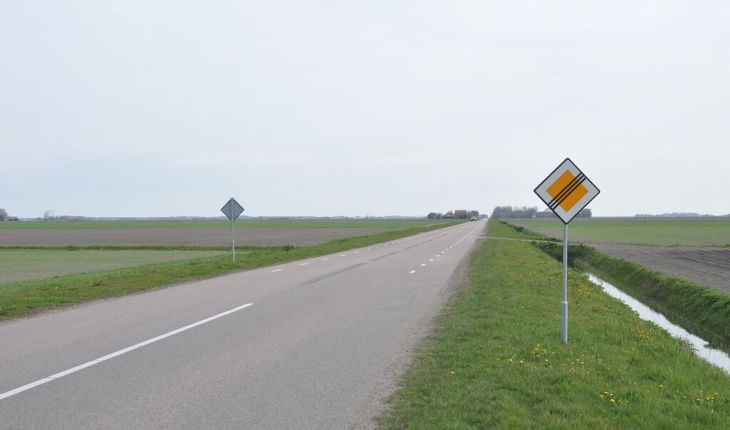 Hoofdweg in polder Eierland.