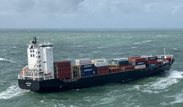 <p>Containerschip Baltic Tern, gezien vanuit het Kustwachtvliegtuig.</p>