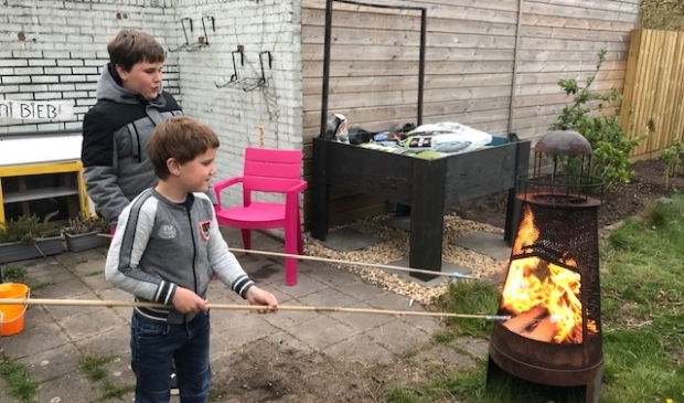 <p>Levy en Luther bij het vuurtje in de tuin.</p>