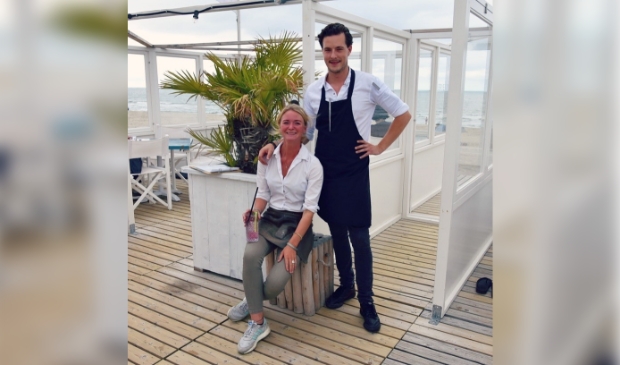 <p>Roos Pandelaar en Huub Mansvelt bij paviljoen Bries 20.</p>