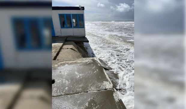 <p>Actueel beeld van de situatie bij de kiosk van strandpaviljoen Paal 9. </p>