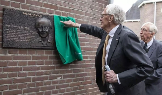 <p>De onthulling van de plaquette van professor Kees de Jager.</p>