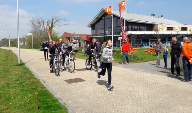 <p>De estafetteloop op de Haffelderweg in Den Burg.</p>