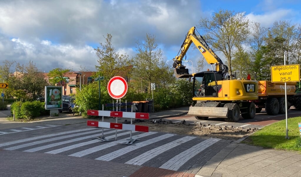De eerste graafwerkzaamheden op de kruising Emmalaan/Haffelderweg.