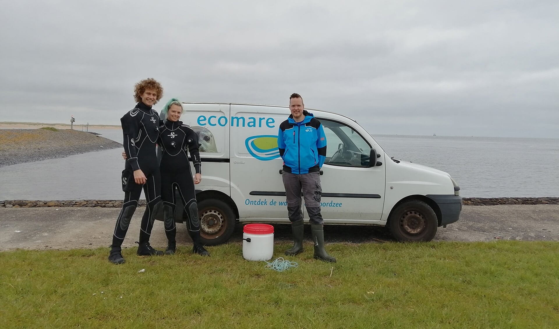 Reinier Nauta, Boukje Heidstra en Jarco Havermans voor het vrijlaten van de zeepaardjes