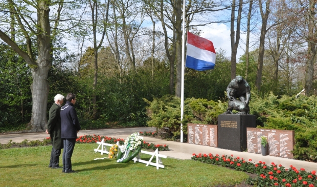 <p>Burgemeester Michiel Uitdehaag en Henk Spigt herdenken de slachtoffers van de Tweede Wereldoorlog.</p>