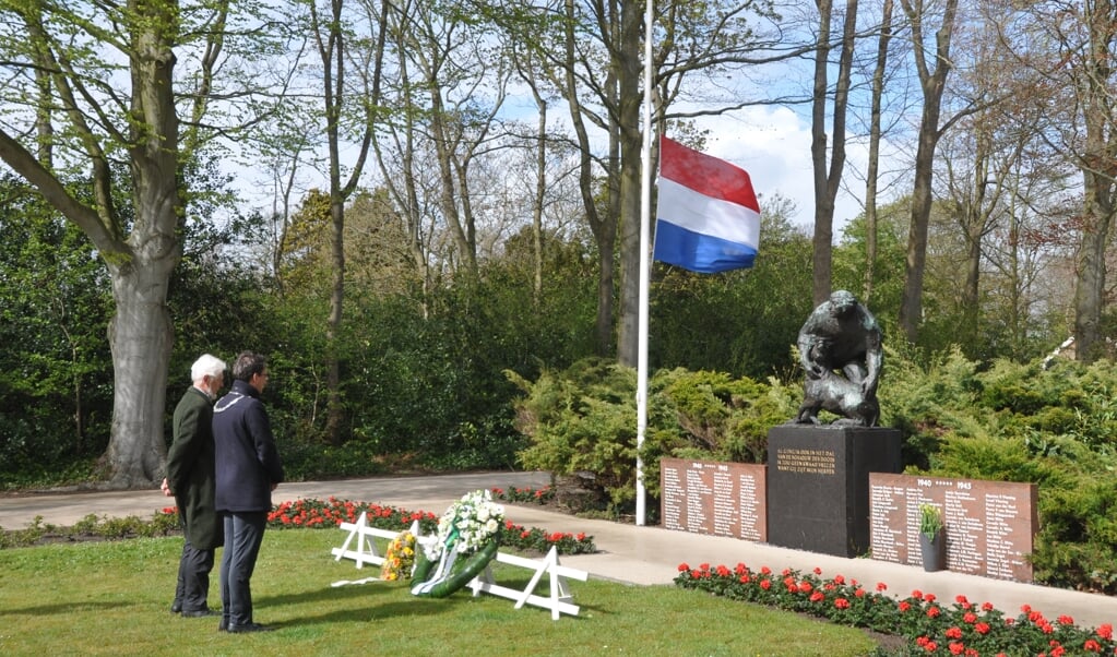 Burgemeester Michiel Uitdehaag en Henk Spigt herdenken de slachtoffers van de Tweede Wereldoorlog.
