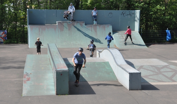 <p>Jongeren aan het steppen op het skatepark in Den Burg.</p> 