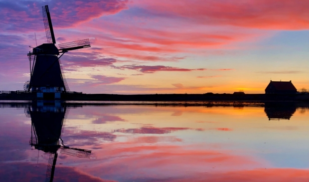 <p>De molen op Oost bij zonsondergang.</p>
