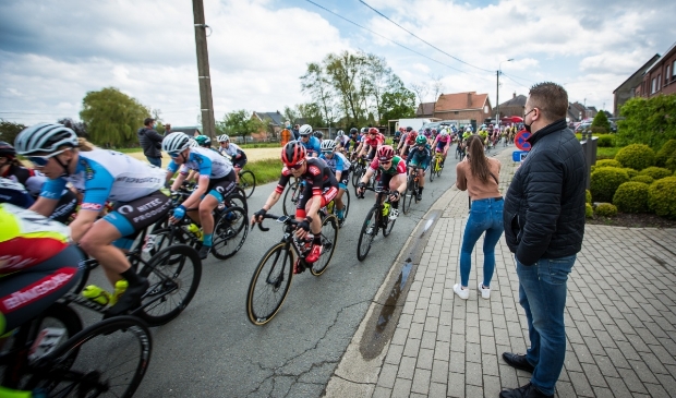 Denise passeert teammanager Jürgen Mettepenningen die tevreden toekijkt.