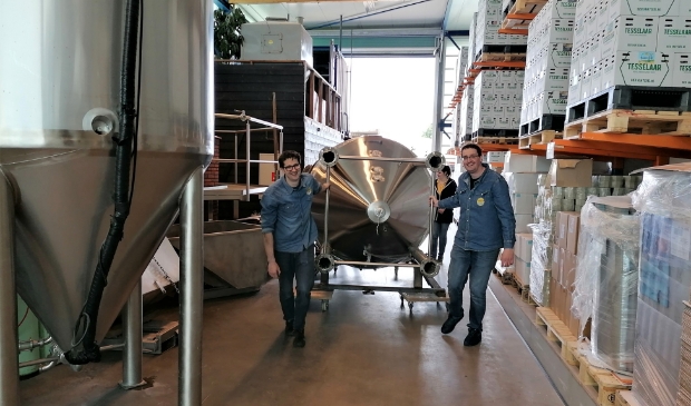 <p>Sander Diks en Sander Visser nemen het voortouw, Marinka Visser-Diks op de achtergrond.</p>