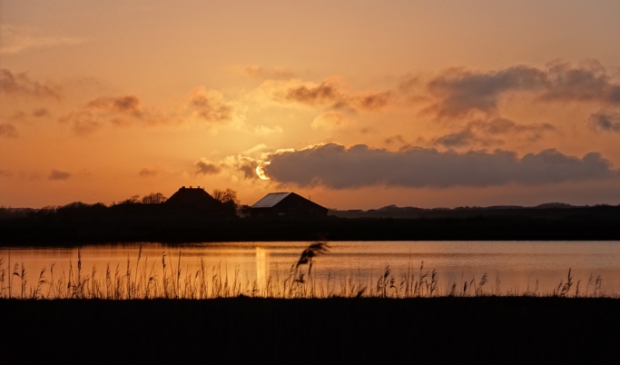 Zonsondergang met zicht op boerderij Plassendaal.