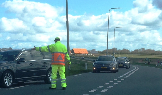 <p>Verkeer wordt het fietspad naast de Pontweg op geleid.</p>