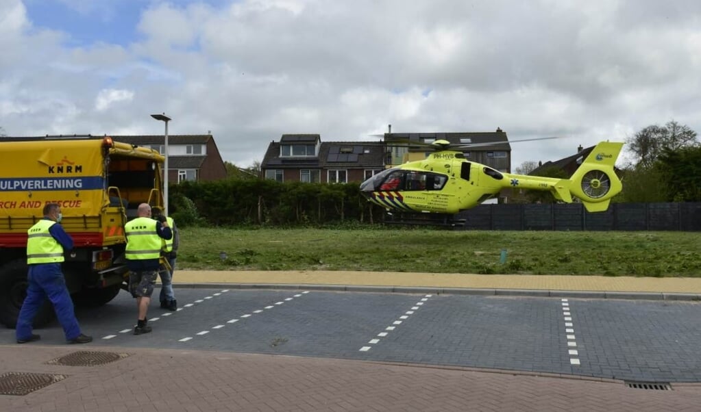 De KNRM en de traumahelikopter in actie voor hulpverlening in Den Burg.