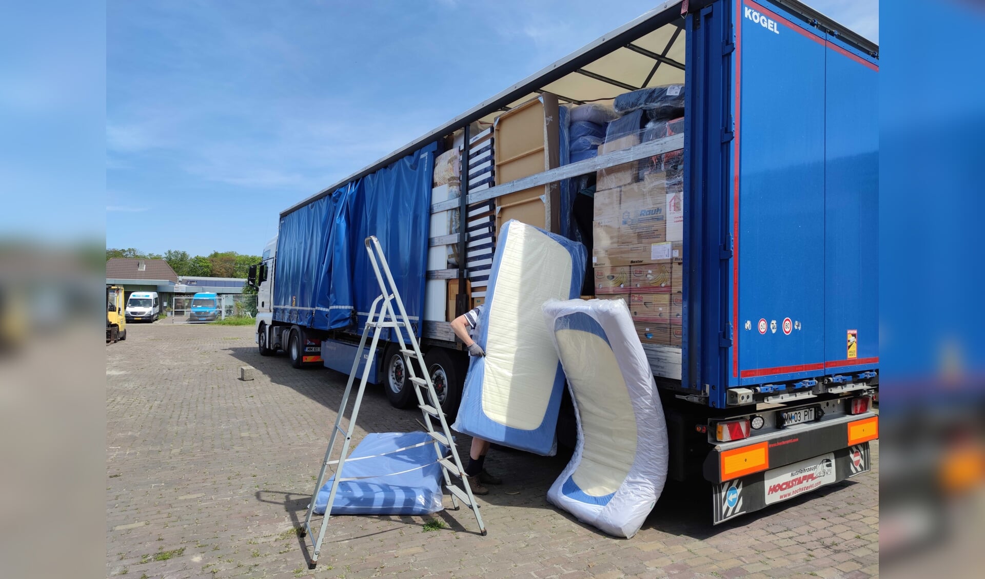 Texel: Het laden van de vrachtauto met hulpgoederen voor Roemenië.  