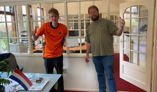 <p>Dirk in zijn nieuwe oranjeshirt met stagebegeleider Jeroen van Hattum.</p>