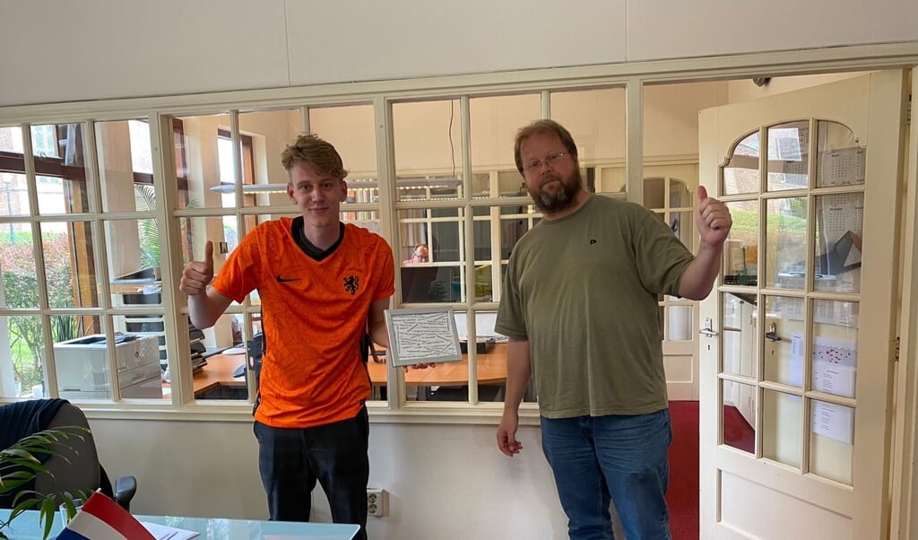 Dirk in zijn nieuwe oranjeshirt met stagebegeleider Jeroen van Hattum.