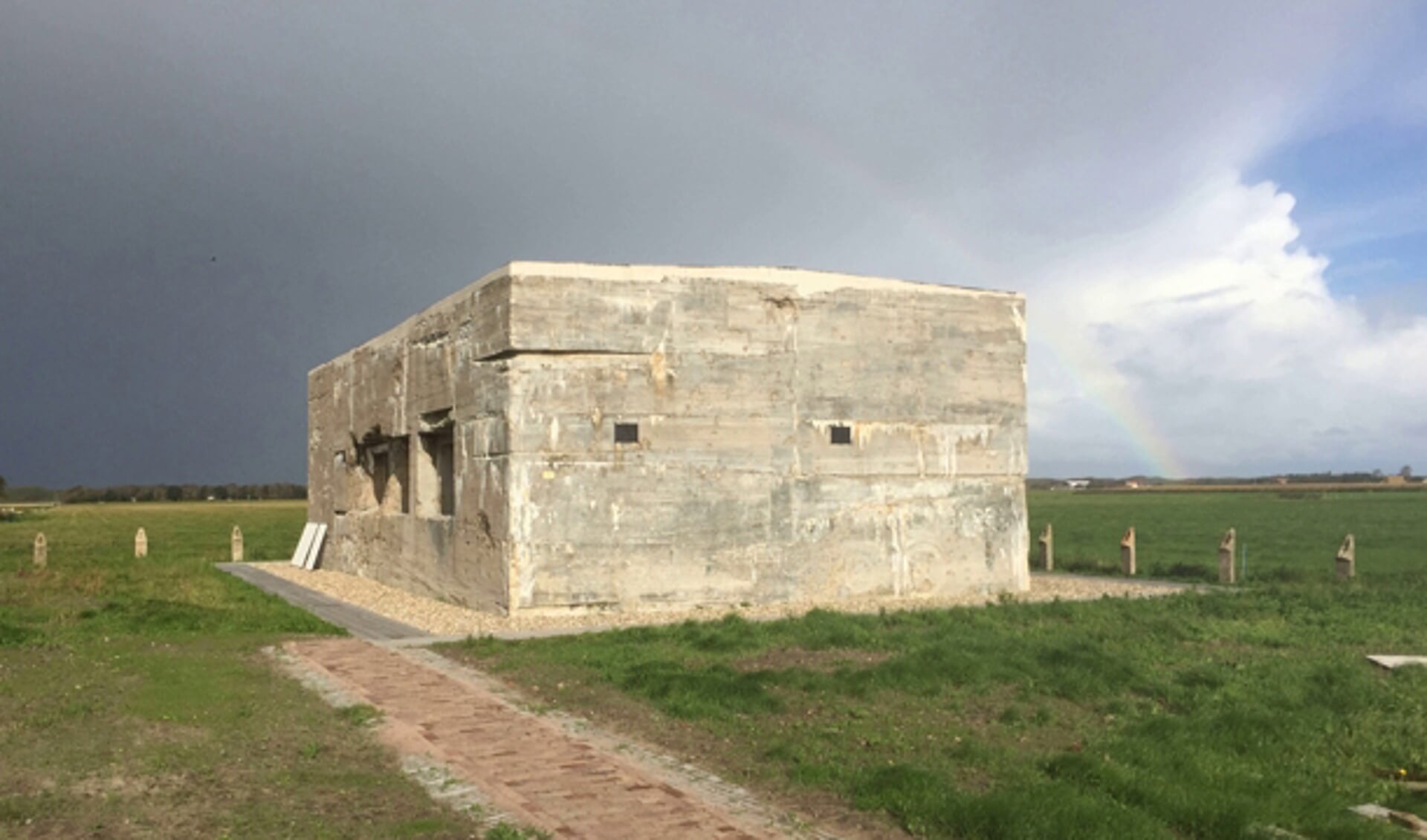 De bunker tegenover het vliegveld.
