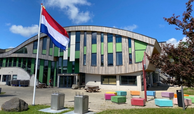 <p>Bij de OSG hing vrijdag de vlag uit voor de geslaagde leerlingen.</p>