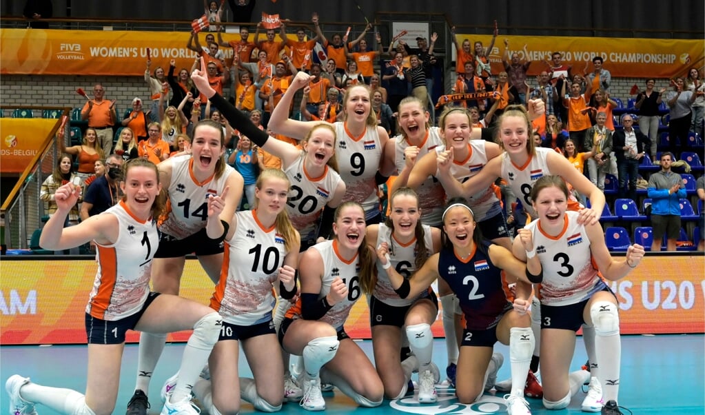 Jong Oranje met Britte Stuut (9) in het midden na het bereiken van de halve finale.