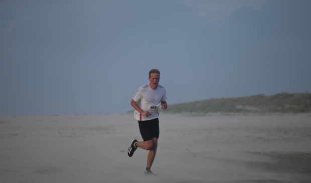 <p>Hardloper Hessel Arensman knokt tegen de wind in.</p>