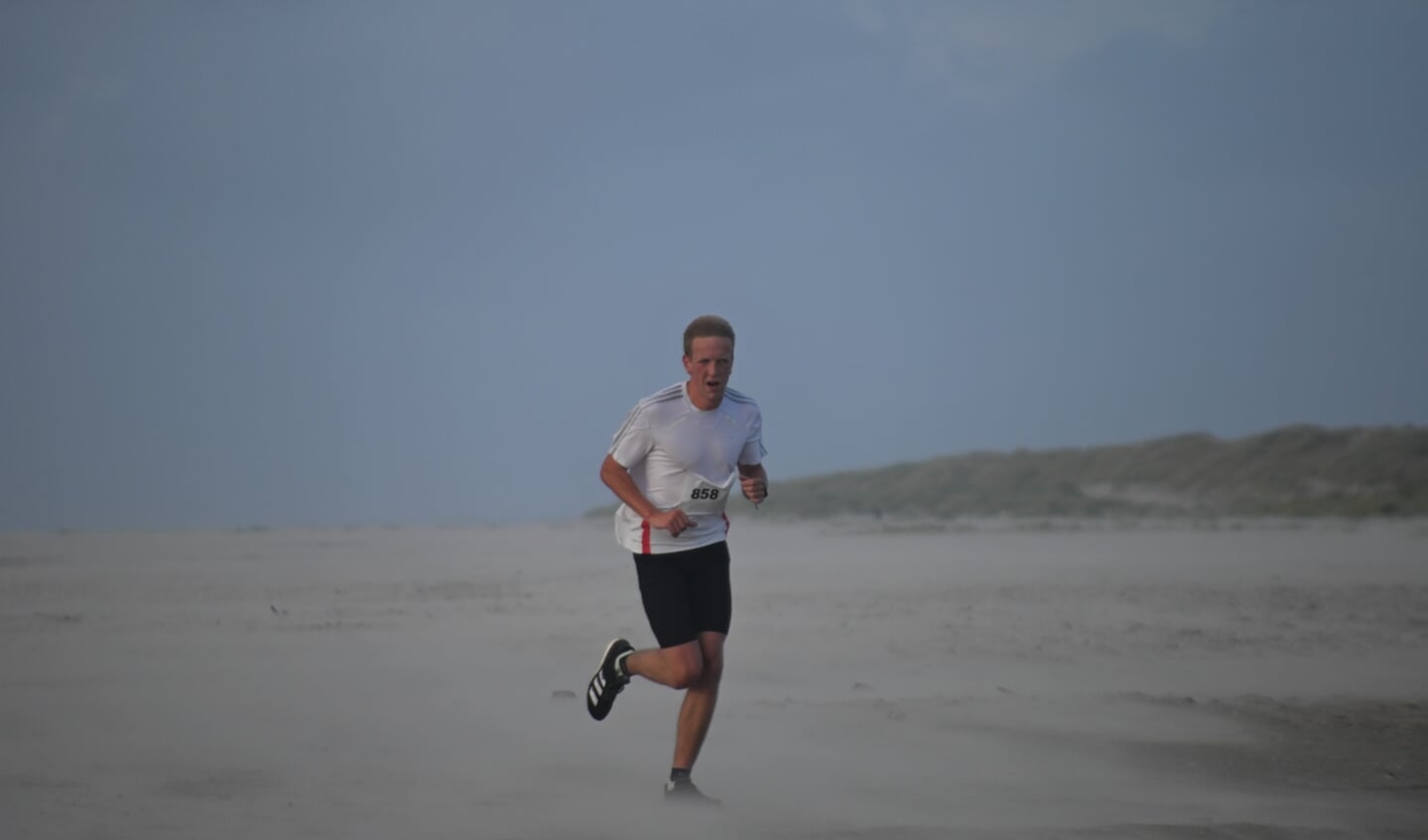 Hardloper Hessel Arensman knokt tegen de wind in.