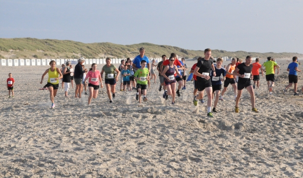 <p>Hardlopers op het strand bij paal 28 tijdens de Krim Strandloop. </p>