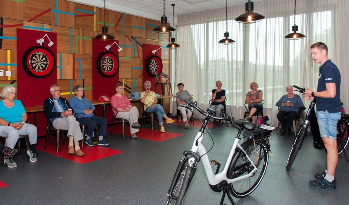 Wouter, medewerker van der Linde, geeft uitleg over veilig fietsen