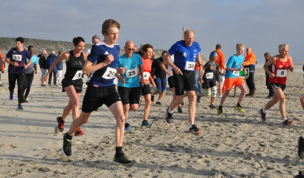 <p>De deelnemers weken eenmalig uit naar het strand.</p>