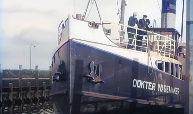 Aankomst Dokter Wagemaker in de haven van Oudeschild,