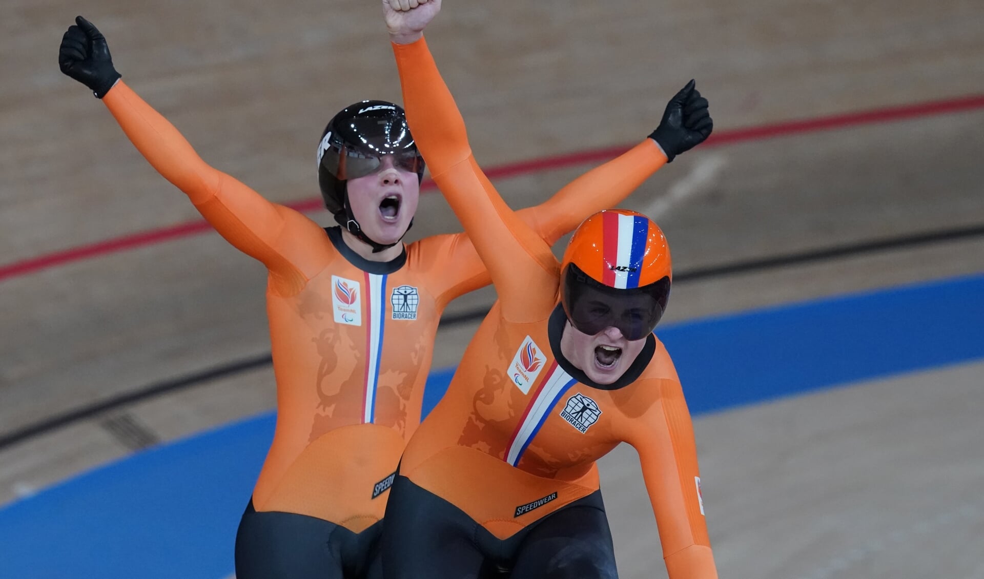 Een juichende Larissa Klaassen (links) en Imke Brommer na het winnen van het goud.