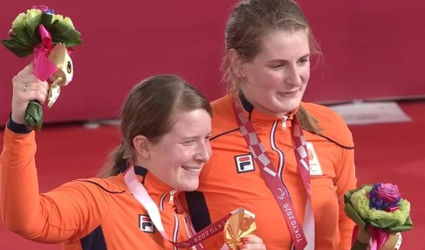 <p>Larissa Klaassen en Imke Brommer met de gouden medaille.</p>