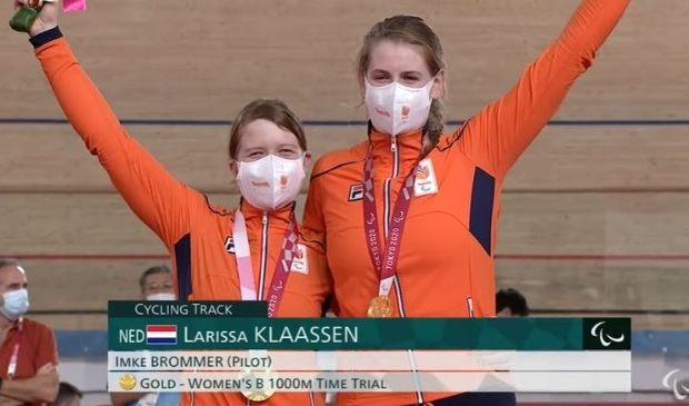 <p>Vreugde bij Larissa en Imke nadat zij de Paralympische medailles hadden ontvangen.</p>
