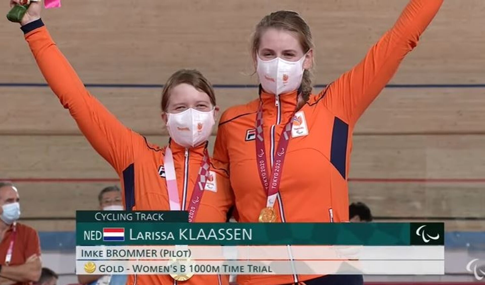 Vreugde bij Larissa en Imke nadat zij de Paralympische medailles hadden ontvangen.