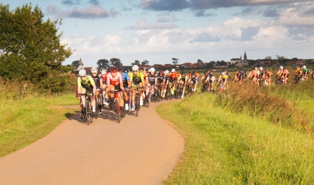 <p>De renners van de Tour de Lasalle koersend door het Texelse landschap.</p> 