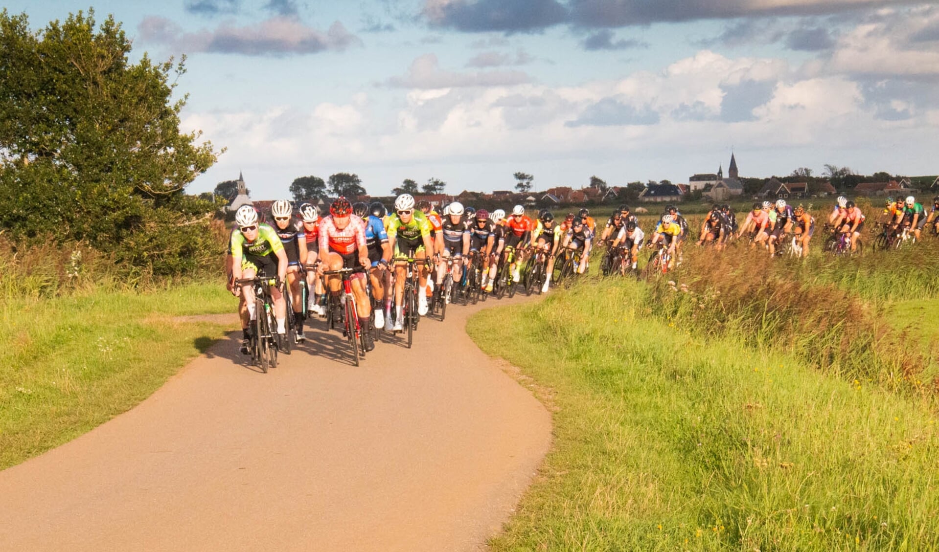 De renners van de Tour de Lasalle koersend door het Texelse landschap.