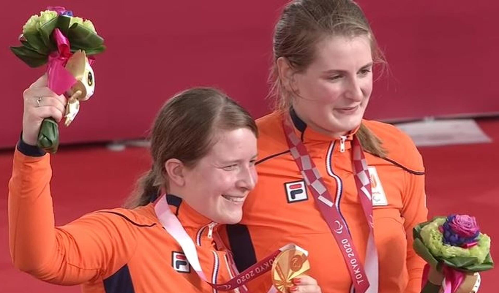 Larissa Klaassen en Imke Brommer met de gouden medaille.