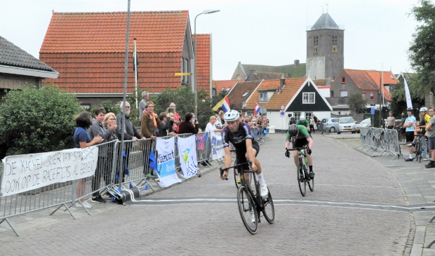 <p>Tibor Zwaan drukt als eerste zijn wiel over de finish, vóór Dave Huijsman. </p>
