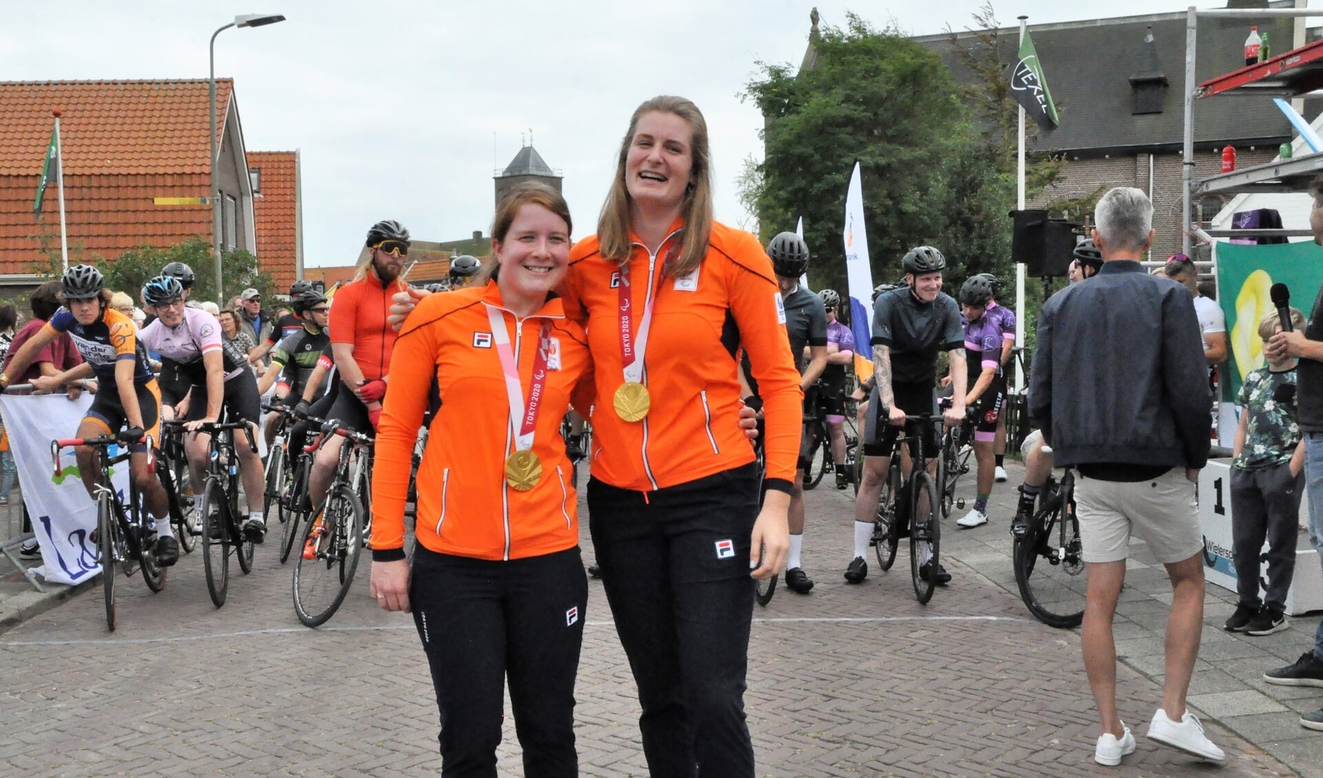 Larissa en Imke tijdens de huldiging in 2021 bij de Ronde van Oosterend.