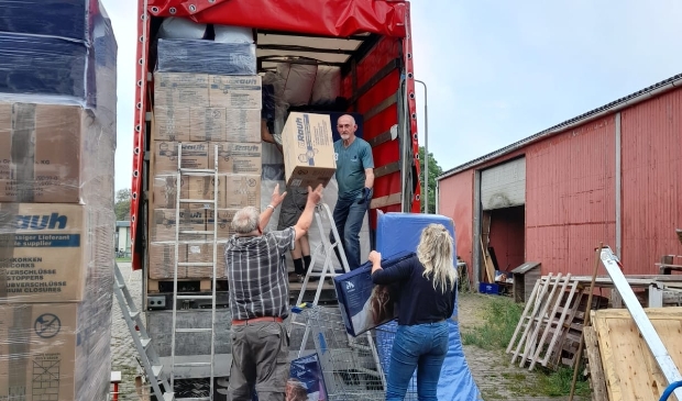 <p>Inladen van de goederen voor het transport naar Moldavië.</p>