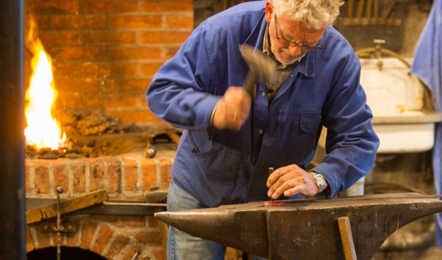 <p>De smid aan het werk in Museum Waelstee. </p>
