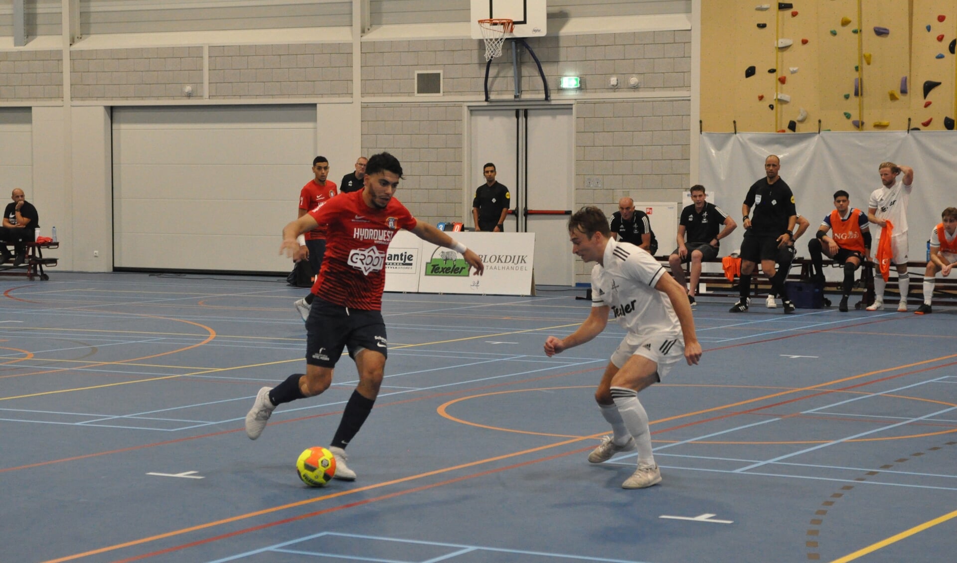 Hovocubo (in het rood) tegen Texel Futsal in de TXL sporthal in Den Burg.