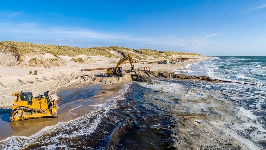 Al tientallen jaren geldt zandsuppletie als de belangrijkste remedie tegen kustafslag.