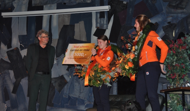 <p>Een bedrag van vijf mille van de gemeente voor Larissa ter stimulering van sport op Texel.</p>