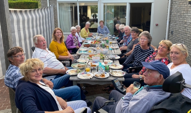 <p>De groep Texelaars aan tafel voor de barbecue.</p>