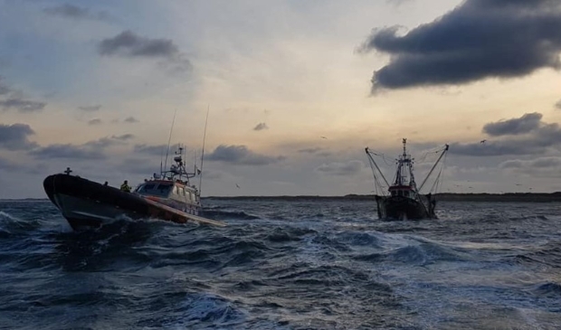 De Joke Dijkstra brengt de HK 86 in veiligheid voor de Texelse kust.