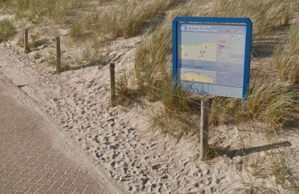 <p>Informatiebord bij het strand.</p>