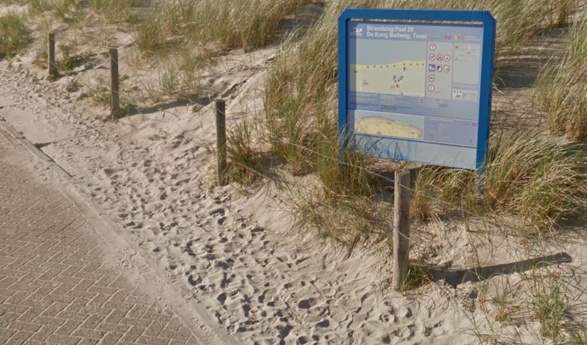 Informatiebord bij het strand.